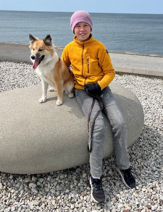 Sällskapshund och barn vid havet
